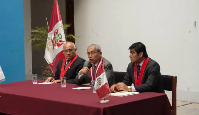 Viejo conocido. El fiscal superior Luis Germana (el primero de la derecha) trabajo como adjunto de Pedro Chávarry en el 2015.