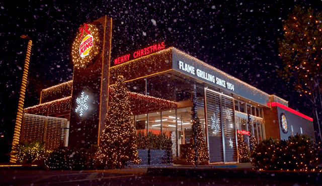 Burger King en Estados Unidos, se ha vestido de Navidad en julio para dejar atrás lo malo de la COVID-19. Foto: Instagram