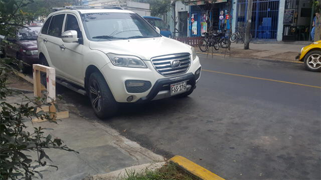 #YoDenuncio: camioneta es estacionada en pista pese a que es doble vía