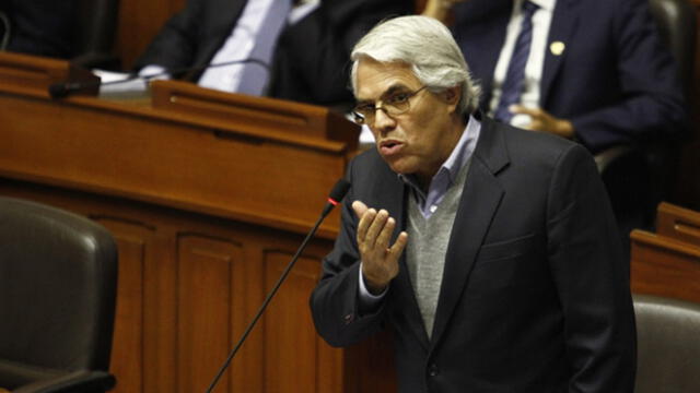 Gino Costa al Apra: “En su segundo gobierno les otorgaron facultades 4 veces”