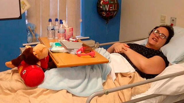 Mujer sufre derrame cerebral en un avión y es salvada por su hija de 6 años