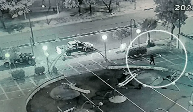 Agresor le ofreció una copa de vino con estupefacientes y, cuando la mujer perdió la conciencia, la violó en medio de una plaza. (Foto: Captura)