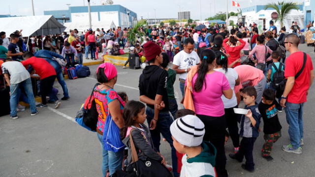 Venezolanos en la frontera de Perú. Foto: EFE.
