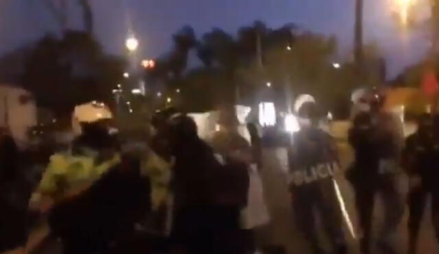 Los manifestantes intentaron llegar a la casa de Ántero Flores-Aráoz. Foto: captura de Twitter