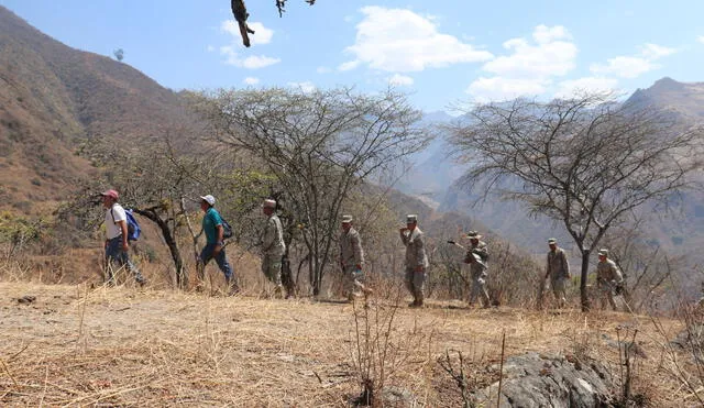 Los soldados subieron a los lugares de difícil acceso en el incendio. Foto: GORE