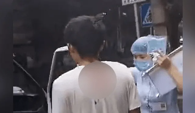 El video en el que se observa al hombre caminando se volvió viral en las redes sociales. Foto: captura.