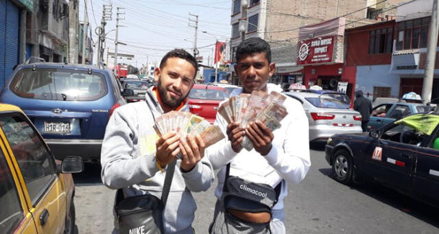 Venezolanos cambian sus billetes Bolívar por soles en Chimbote