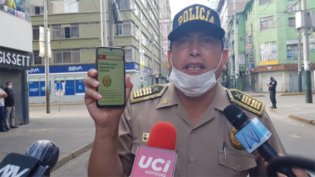 El coronel Luis Ladrón de Guevara muestra el aplicativo web mediante el cual se podrá solicitar el permiso especial de tránsito.