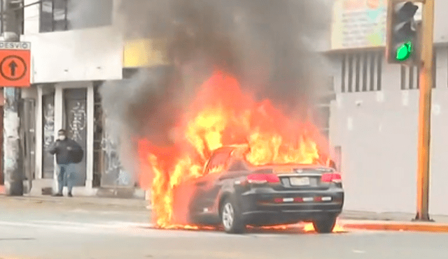 Vehículo ardió en llamas en plena vía pública de La Victoria. Foto: Captura