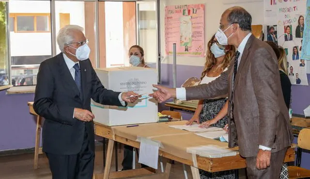 El presidente italiano, Sergio Mattarella, también acudió su local de votación en medios de las medidas de seguridad sanitaria. Foto: EFE