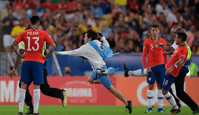 Gonzalo Jara se perdería el resto de la Copa América por agredir a hincha [VIDEO]