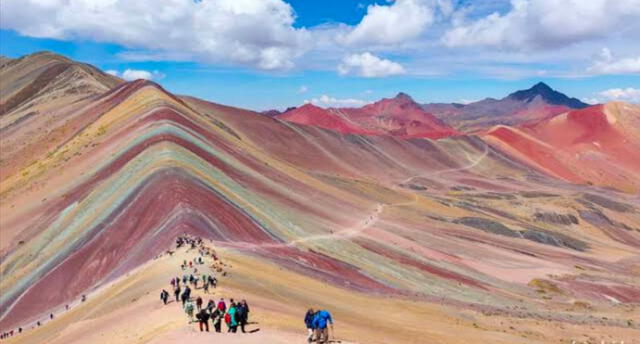 Turistas podrán conocer la Montaña de Siete Colores en Cusco desde un helicóptero.