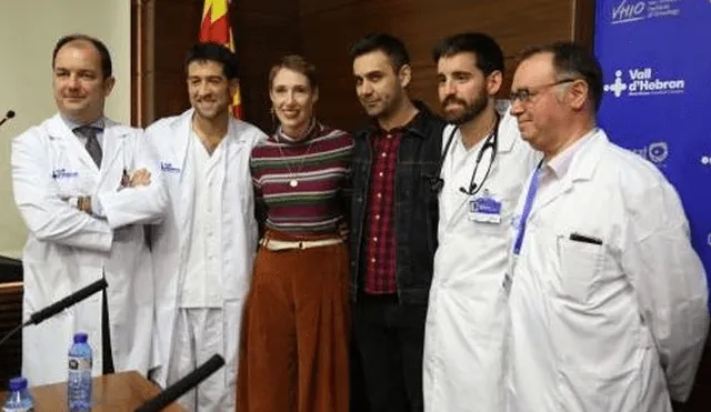 La británica Audrey Marsh junto a los médicos que le salvaron la vida en Barcelona.