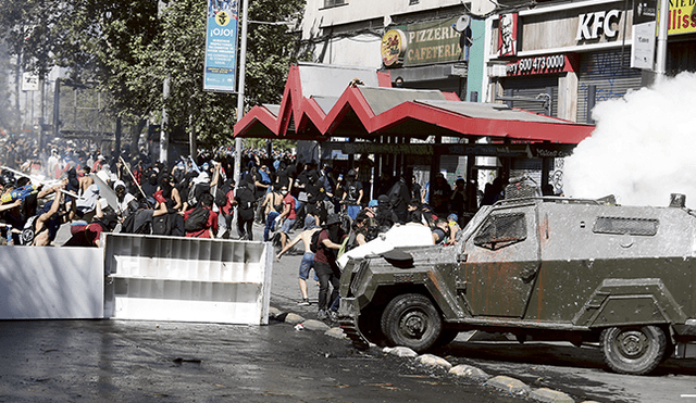 Constantes. Desde el viernes nada hace retroceder a los jóvenes en Santiago. (Foto: Jorge Cerdán)
