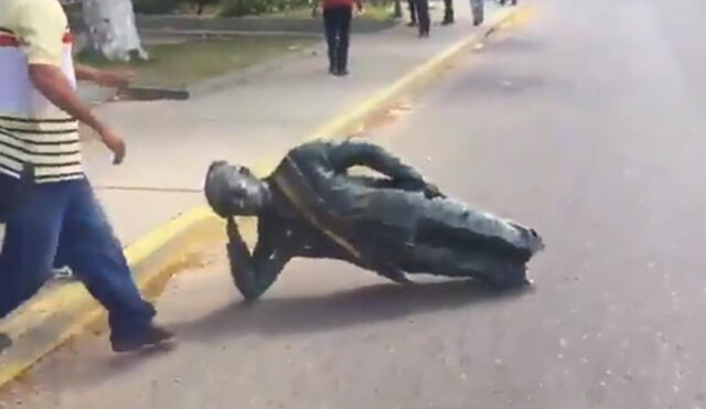 Venezuela: Derriban estatua de Hugo Chávez en Zulia [VIDEO]