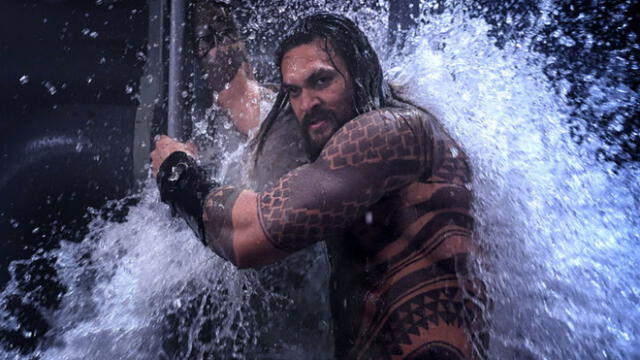 Aquaman: Jason Momoa asiste a estreno con tridente y vive incómodo momento