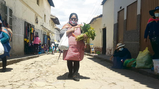 DRAMA. Nelly Hancco, Cirilo Flores y María Quispe recorren las calles vendiendo productos para llevar el pan a sus hogares.