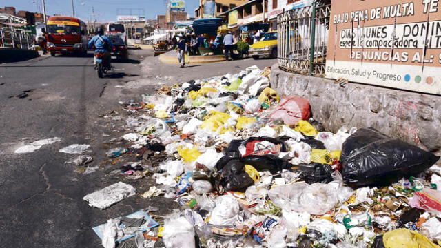 Crisis de basura. Toneladas dispersas en el distrito de Paucarpata. Sus obreros se contagiaron y están en cuarentena.