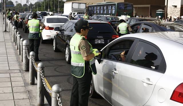 Agentes de la Policía intervino a conductores en Paseo de los Héroes Navales. Foto: Marco Cotrina / La República