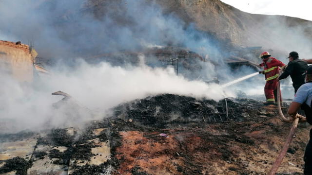 Incendio arrasó zona maderera de mercado de Talara en Piura