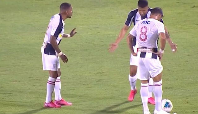 Las cámaras de televisión captaron lo que parecía ser una discusión entre Aguiar, Gómez y Ballón. Foto: GolPerú.