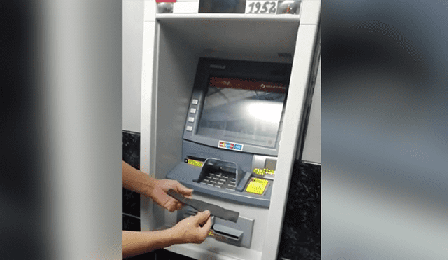 Denuncian colocación de barra jebe en cajero automático para robar dinero [VIDEO]