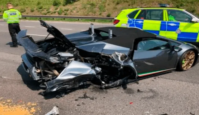 El coche se quedó varado en la carretera y fue embestido por otro vehículo. (Foto: Yorkshire Live)