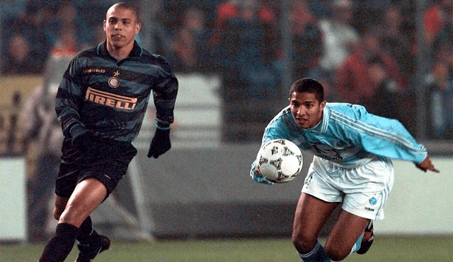 Ronaldo Nazario ganó la Copa UEFA de 1997-1998 con el Inter de Milán. | Foto: AFP