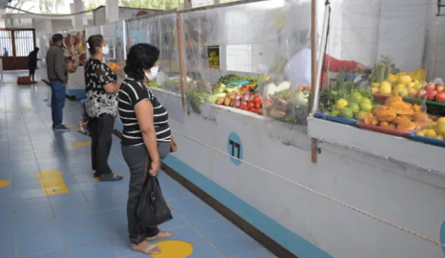 En el mercado de Pimentel se garantiza el distanciamiento social entre compradores y comerciantes. Foto: Gerencia Regional de Salud de Lambayeque.