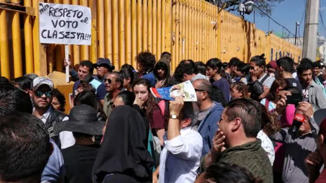 Encapuchados alegan que no se pusieron de acuerdo con las autoridades para entablar diálogo. (Foto: Noticieros Televisa)