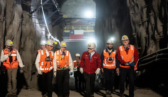 Handout picture released by the Chilean presidency showing Chile's President Sebastian Pinera (C) visiting the underground operations of the Chuquicamata mine in Calama, on August 14, 2019. - Chilean mining company Codelco, the largest copper producer in the world, inaugurated this Wednesday the underground operations of the emblematic Chuquicamata mine, located in the Atacama desert (northern Chile). This was for decades the largest open pit copper deposit in the world, but in order to extend its useful life, Codelco decided to invest 5,000 million dollars in this monumental work. (Photo by marcelo segura / CHILE'S PRESIDENCY / AFP) / RESTRICTED TO EDITORIAL USE - MANDATORY CREDIT "AFP PHOTO / CHILE'S PRESIDENCY / MARCELO SEGURA " - NO MARKETING NO ADVERTISING CAMPAIGNS - DISTRIBUTED AS A SERVICE TO CLIENTS