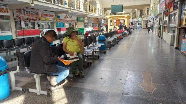 Pasajeros esperan que se reanuden los viajes en Cusco. Foto: Luis Álvarez Guevara /URPI-LR