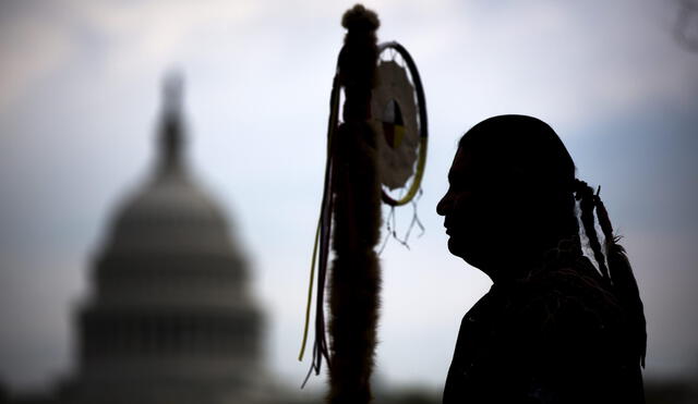 Indígenas y activistas rechazan oleoductos que relanzó Trump