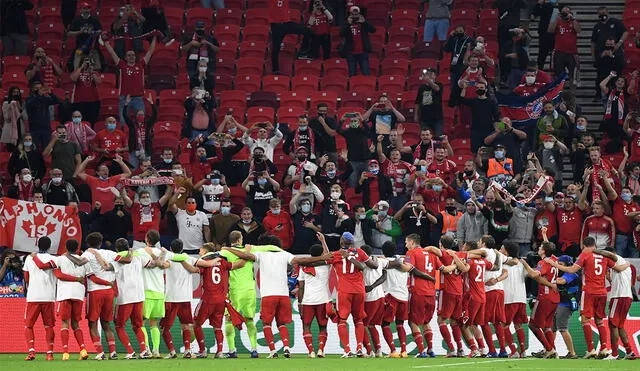 El Bayern Múnich celebrando con sus hinchas el título de la Supercopa de Europa 2020. | Foto: AFP