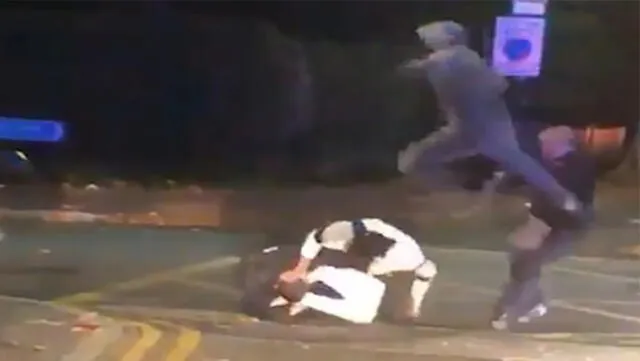 Pandilla ataca a policías en plena vía pública mientras transeúntes permanecen indiferentes [VIDEO]