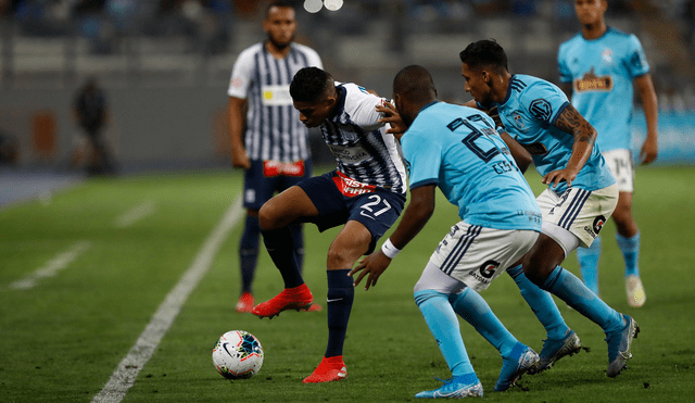 Alianza Lima: niño hincha blanquiazul llora de emoción tras pase a la final. Foto: GLR