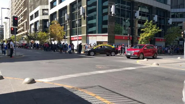 Chilenos se aglomeran en supermercados y farmacias ante la cuarentena obligatoria en Santiago