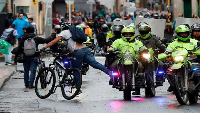 Policías motorizados están en el ojo del huracán por su accionar durante las protestas en Colombia
