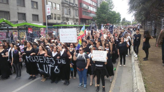 Mujeres de luto marchando en memoria de los fallecidos durante las protestas en Chile.