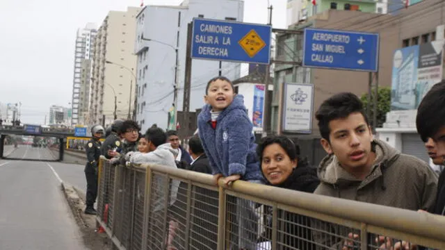 Familias enteras disfrutaron del variado y colorido cronograma del Desfile Militar. (Foto: La República)