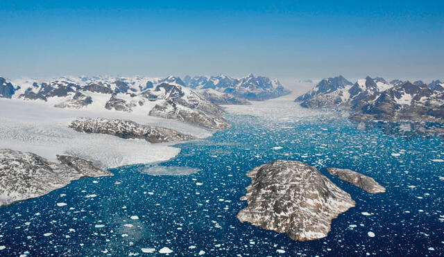Icebergs desprendidos en el suroeste de Groenlandia que terminan en las aguas del fiordo de Mogens Heinesen. Crédito Benoit Lecavalier.