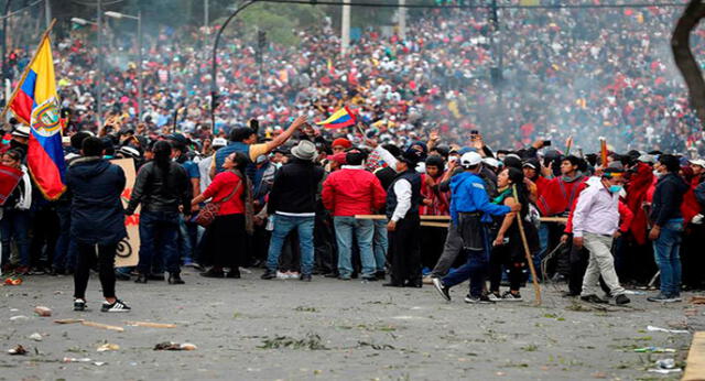 Este martes gran cantidad de personas salieron a las calles para protestar contra el presidente Moreno. Foto: EFE