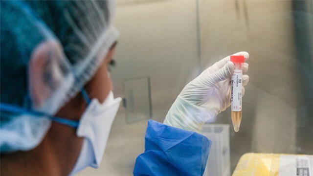 Coronavirus: doctora militar se inyectó una vacuna aún no probada en seres humanos