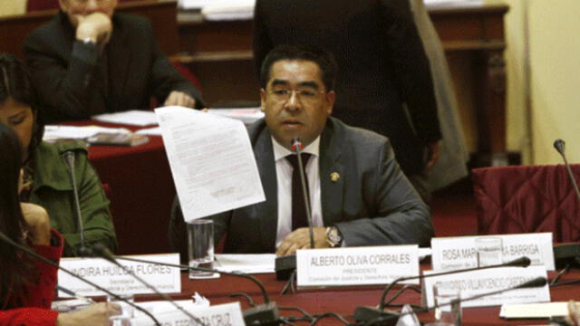 Alberto Oliva también solicita suspender Semana de Representación en el Congreso
