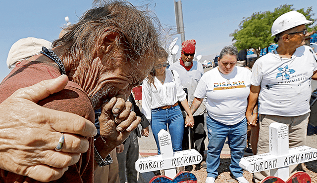 Tiroteo. Un anciano llora ante la cruz que lleva el nombre de un familiar muerto en el tiroteo producido en la ciudad de El Paso, Texas.