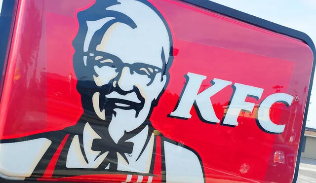 La denuncia fue hecha por usuarios de KFC en Alemania, quienes compartieron vía redes sociales la notificación que llegó a sus teléfonos, a quienes se les ofrecía crujientes piezas de pollo con queso. Foto: Karen BLEIER / AFP