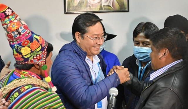Luis Arce es felicitado por su ilitancia mientras ofrecía sus primeras declaraciones cuando se dieron a conocer los resultados del conteo rápido en las elecciones de Bolivia. Foto: Twitter