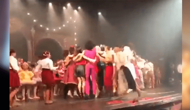 Video es viral en Facebook. Asistentes captaron el momento en el que los artistas derriben el escenario mientras saltaban fuertemente y se abrazaban por su participación