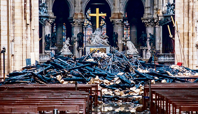 En escombros. El interior de la catedral tras el incendio