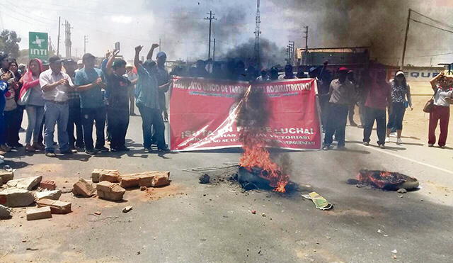 Trabajadores bloquean la Panamericana para exigir atención a sus demandas